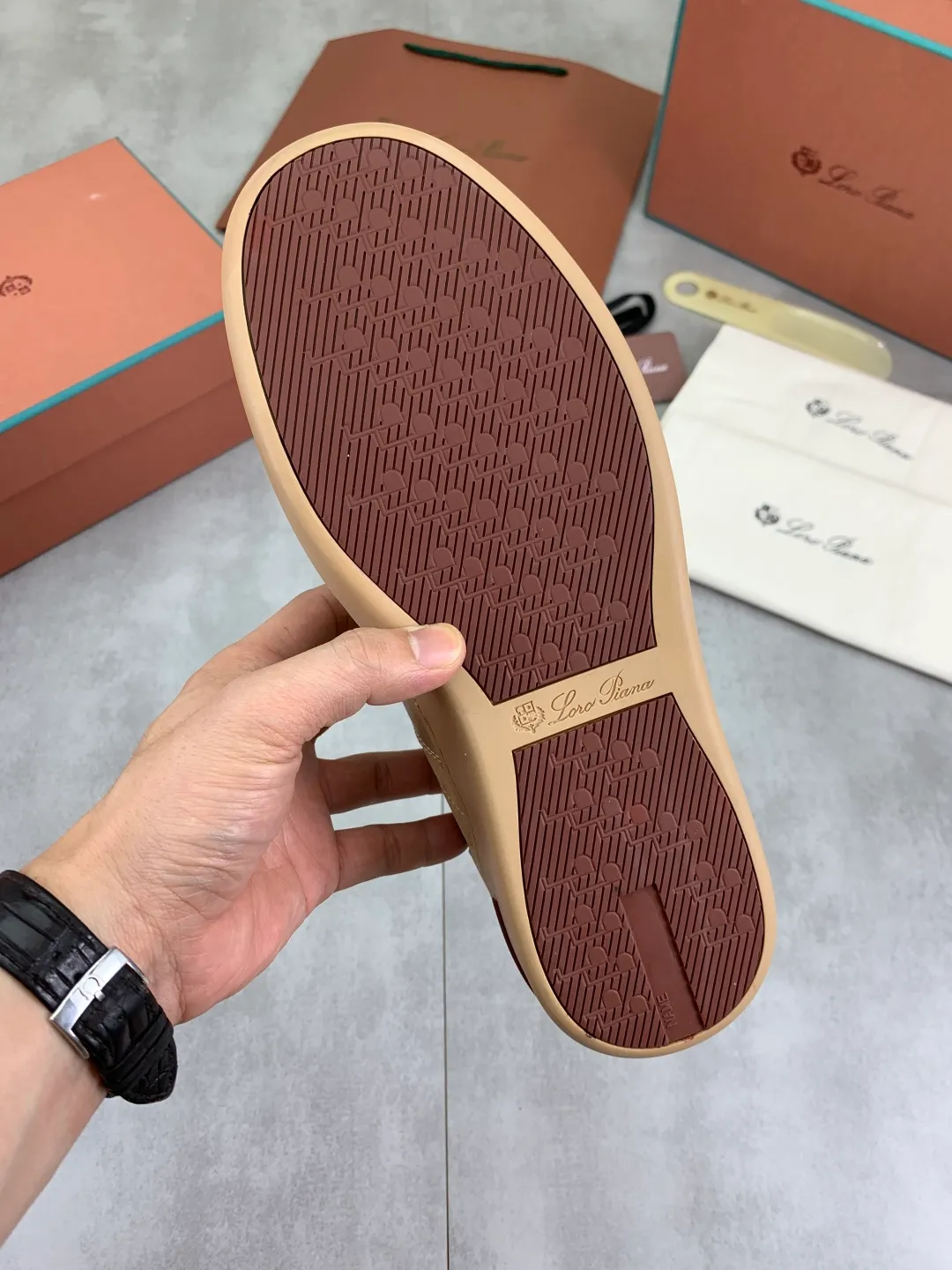 Men's men's shoes 💰P560 New style 💰High quality The latest casual shoes Loro Piana 💯Top grade💯Buy the original copy💯 Founded the existing Loro Piana company on April 24, 1924. It is now the sixth generation of family business, providing top quality products to customers who are discerning in taste and quality. Imported original fly woven fabric with cowhide fabric, plain calfskin lining. Hand-sewn thread with cowhide feet. Original packaging. Number of yards: 38-44 (customized for 45 and 46). 2️⃣ colors available.